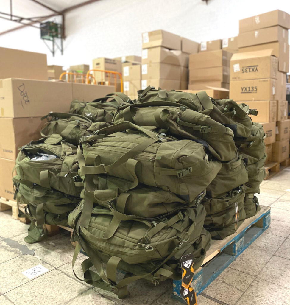 Rescue Backpacks des Blau-Gelben Kreuzes vor der Verladung