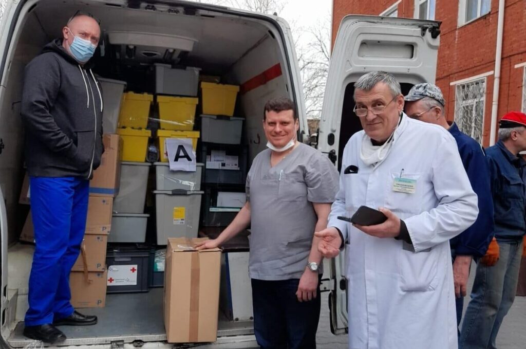 Rescue Backpacks werden in LKW geladen