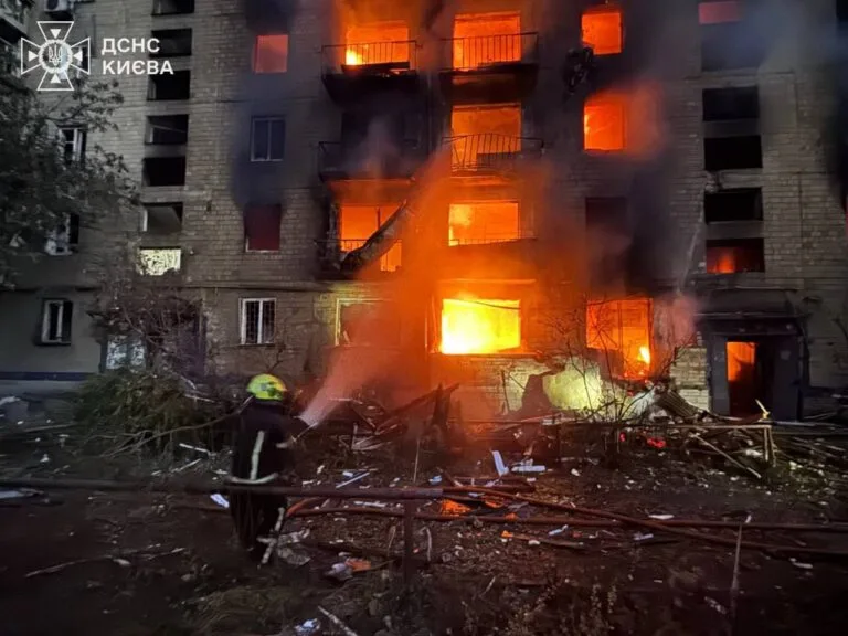 Feuerwehr löscht ein brennendes Wohnbebäude in Kyjiw Ukraine