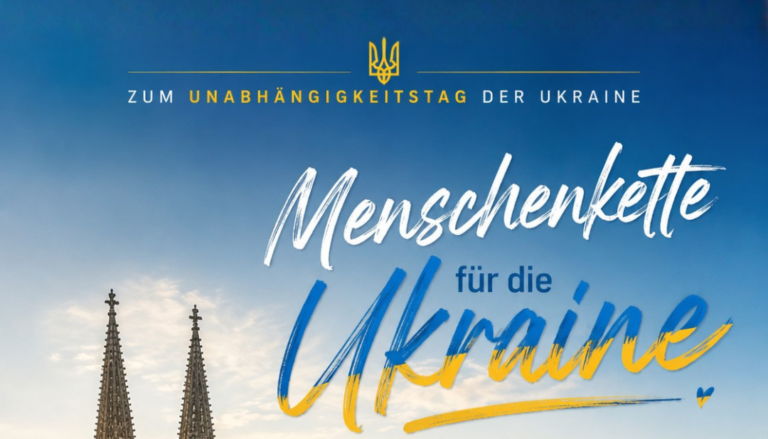 Menschen beim ukrainischen Unabhängigkeitstag vor dem Kölner Dom in Köln
