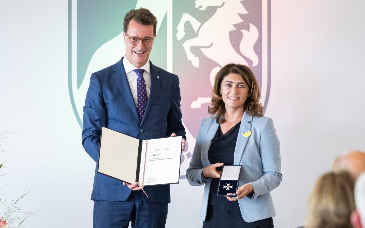 Auszeichnung 2023: Ministerpräsident Hendrik Wüst verleiht Linda Mai, Vorsitzende des Blau-Gelben Kreuzes e.V., den Verdienstorden des Landes Nordrhein-Westfalen