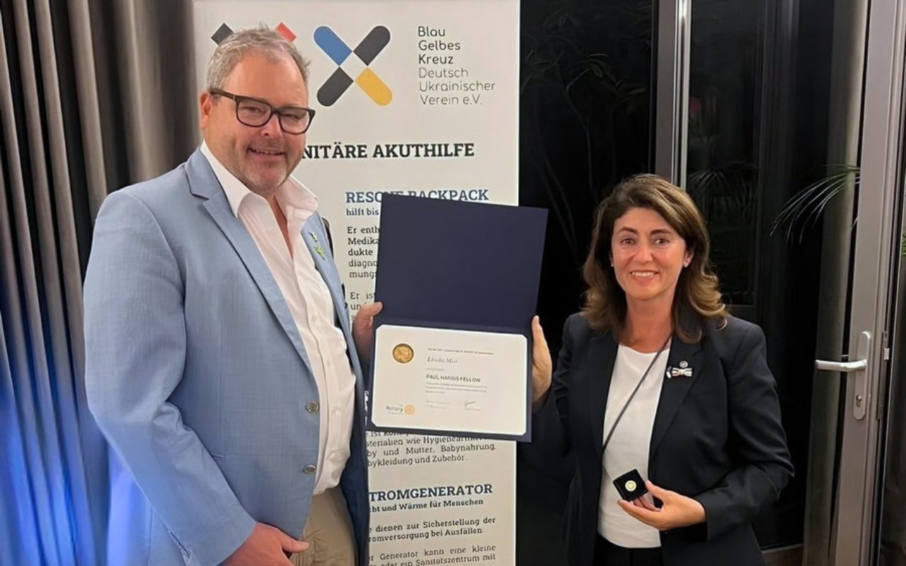 Auszeichnung 2026: Linda Mai, Vorsitzende des Blau-Gelben Kreuzes, mit der Urkunde Paul Harris Fellow von Rotary International
