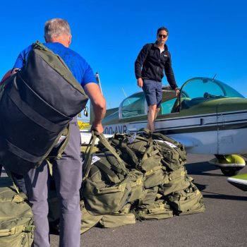 Flugzeug wird mit Rescue Backpacks beladen