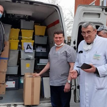 Rescue Backpacks werden in LKW geladen