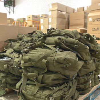 Rescue Backpacks des Blau-Gelben Kreuzes vor der Verladung