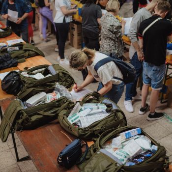 Ehrenamtliche Helfer des Blau-Gelben Kreuzes beim Packen von Rescue Packs